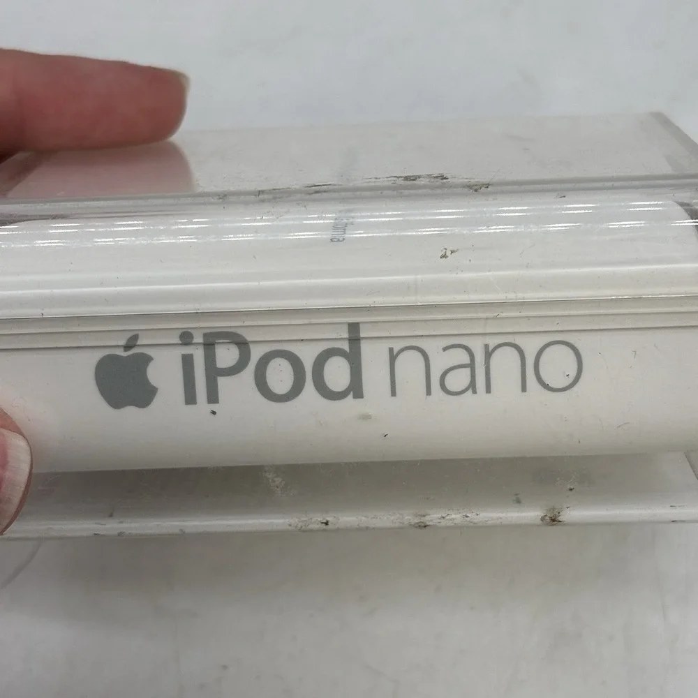 Apple iPod nano A1236 3rd Generation 8GB Media Player Teal Only Used